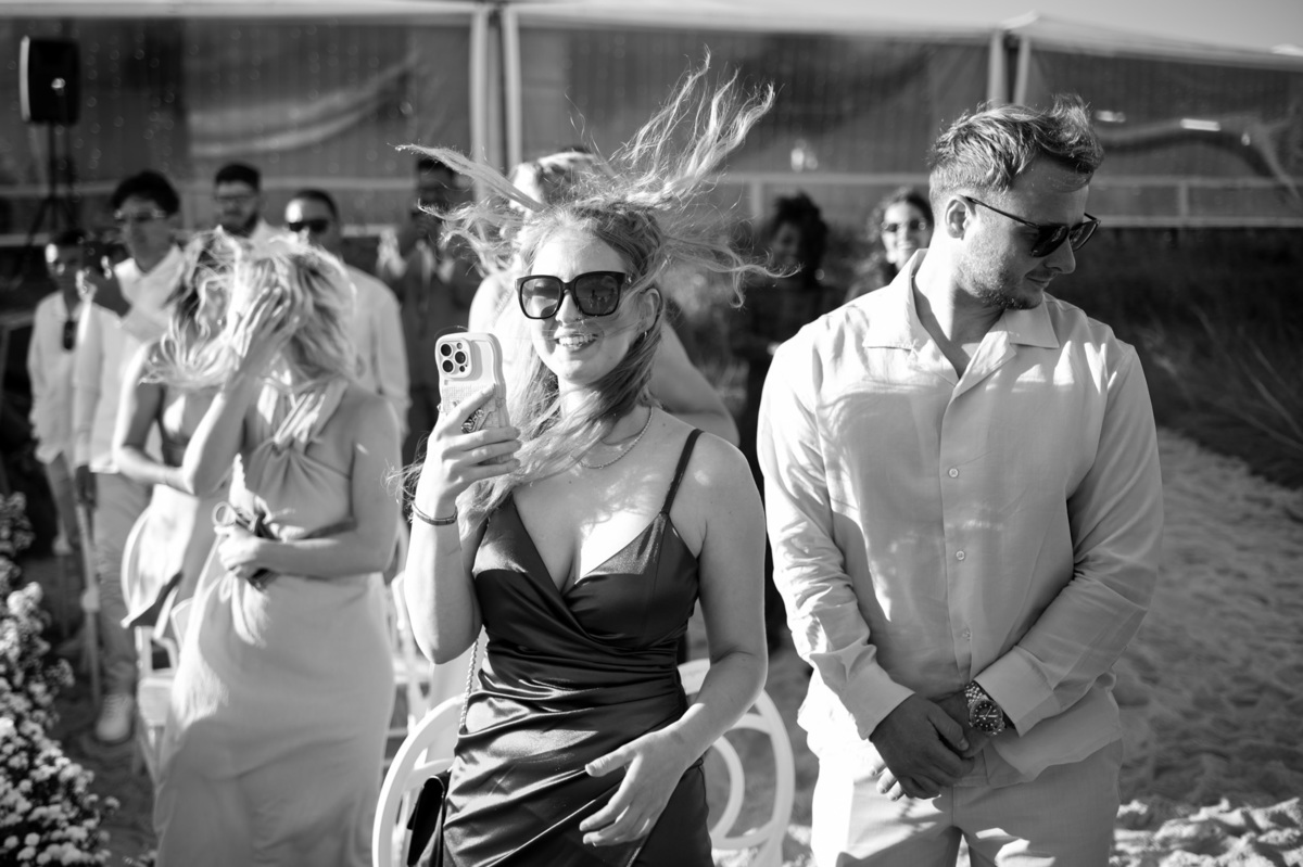 cerimonia de casamento na praia com vento