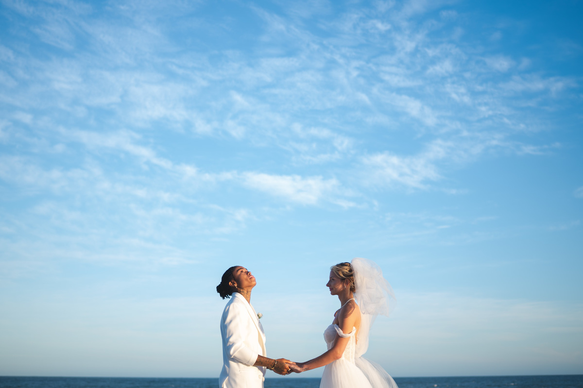 fotografo de casamento registra noivas em casamento na praia