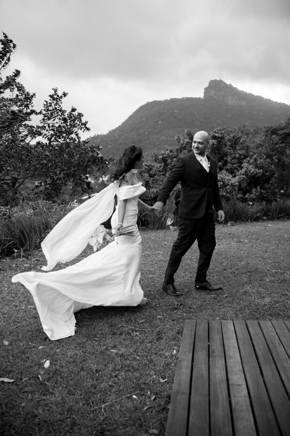 casal caminha na grama com vista para o cristo redentor em santa teresa 