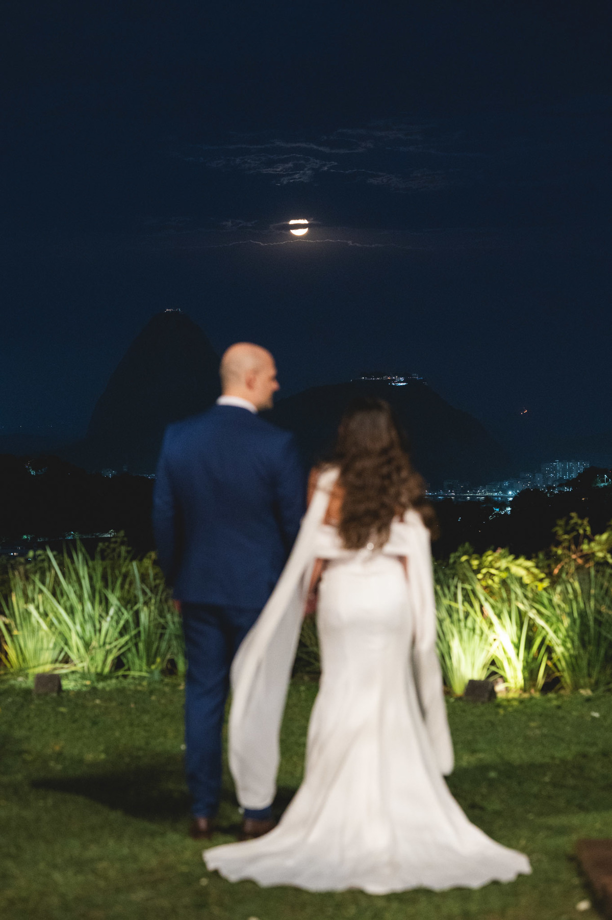 casal de costa de frente para o pão de açucar em casamento no rio de janeiro
