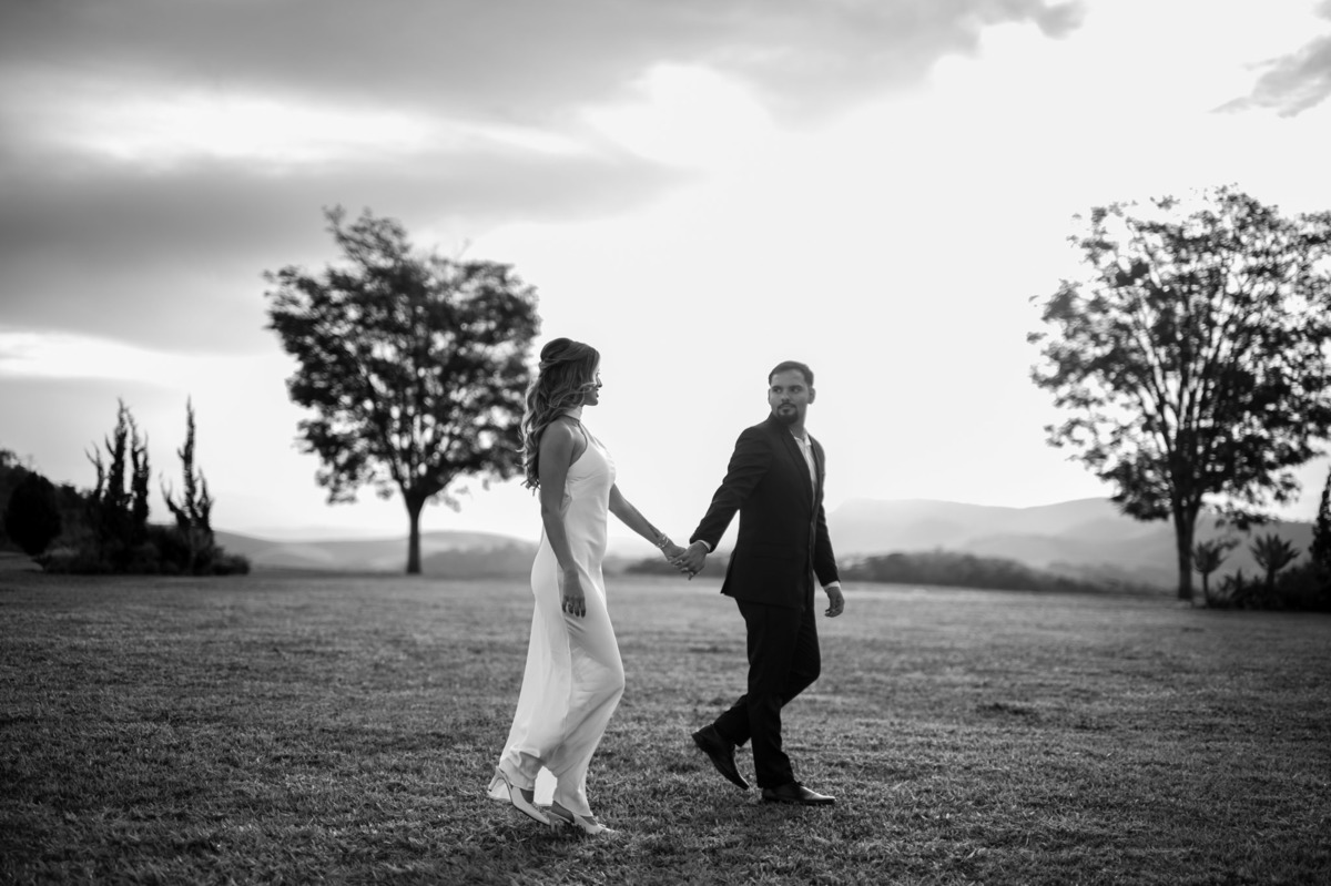 Ensaio pré-wedding de Karla e Leandro com a paisagem do Vale dos Desejos ao fundo.