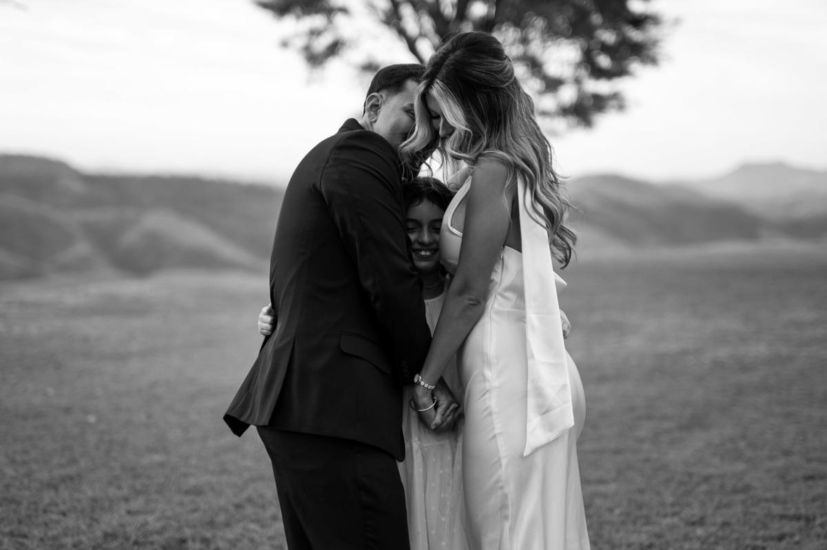 Família brincando no gramado durante o ensaio pré-wedding em Areal.