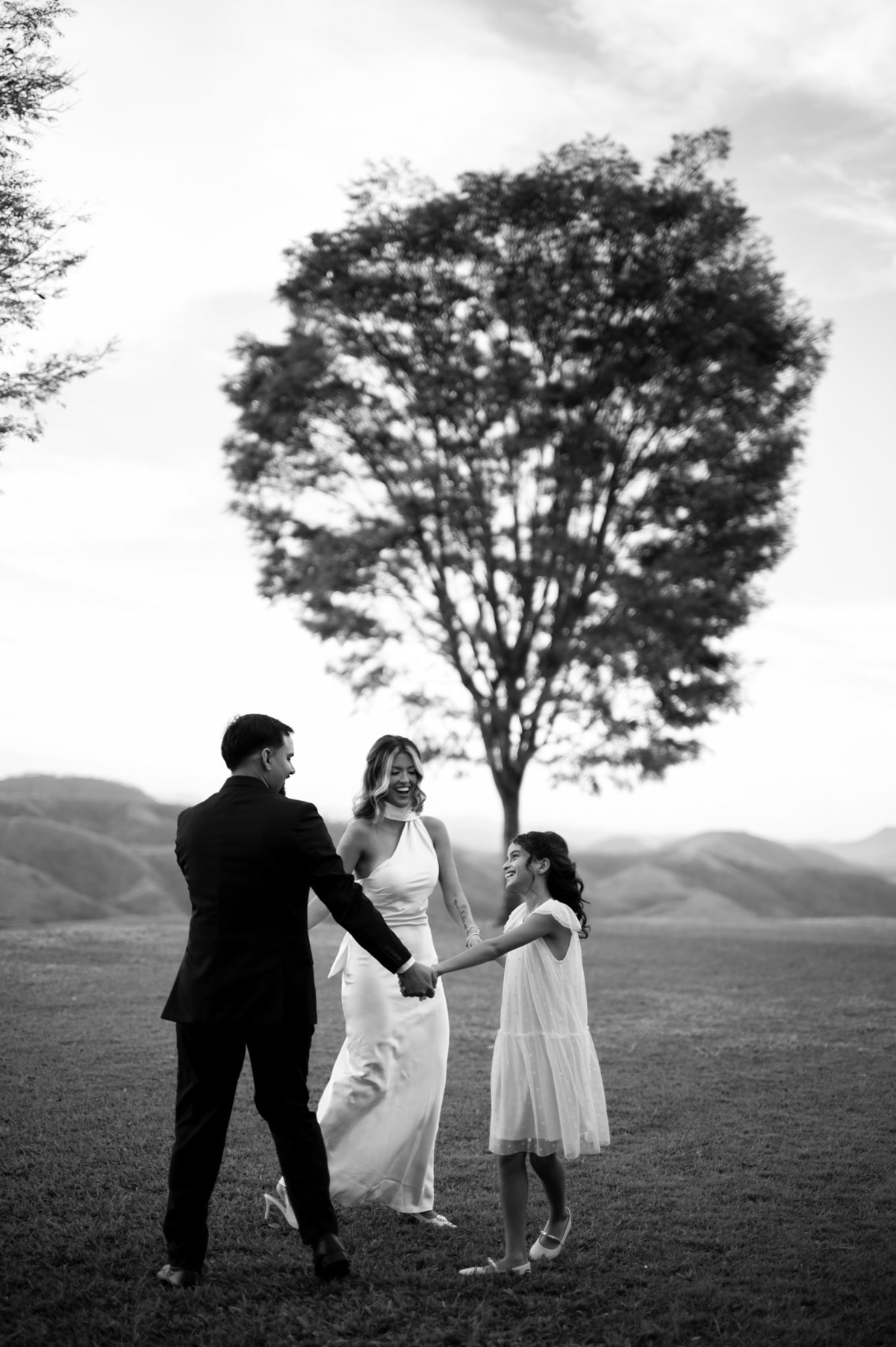 Karla, Leandro e Maria em momento espontâneo diante da paisagem do Vale dos Desejos.