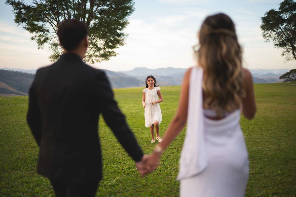 Leandro brincando com Maria durante o ensaio de pré wedding