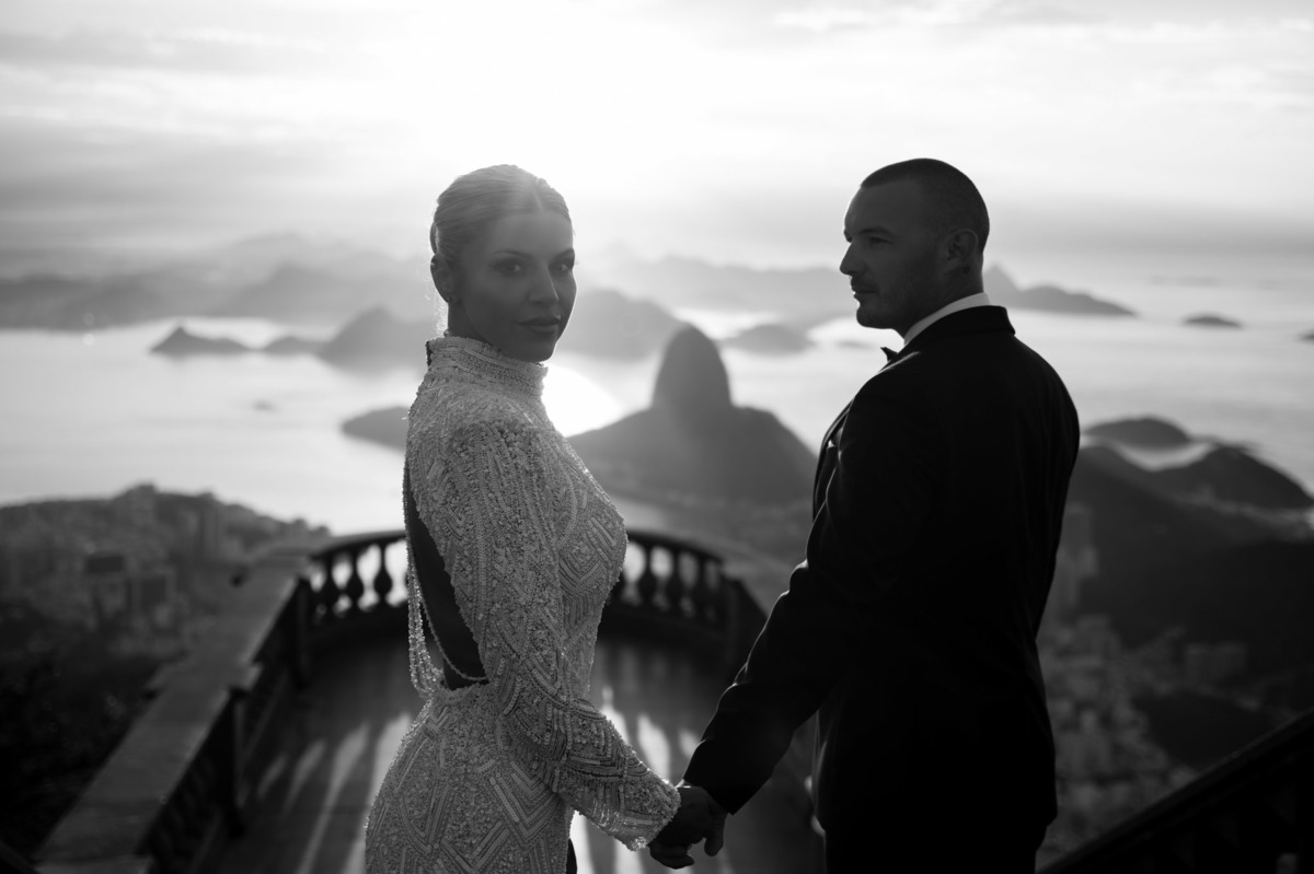 bride and goom in destanation wedding christ the redeemer