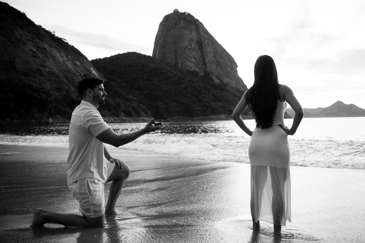 namorado pede namorada em casamento na praia vermelha enquanto o sol nasce no rio de janeiro