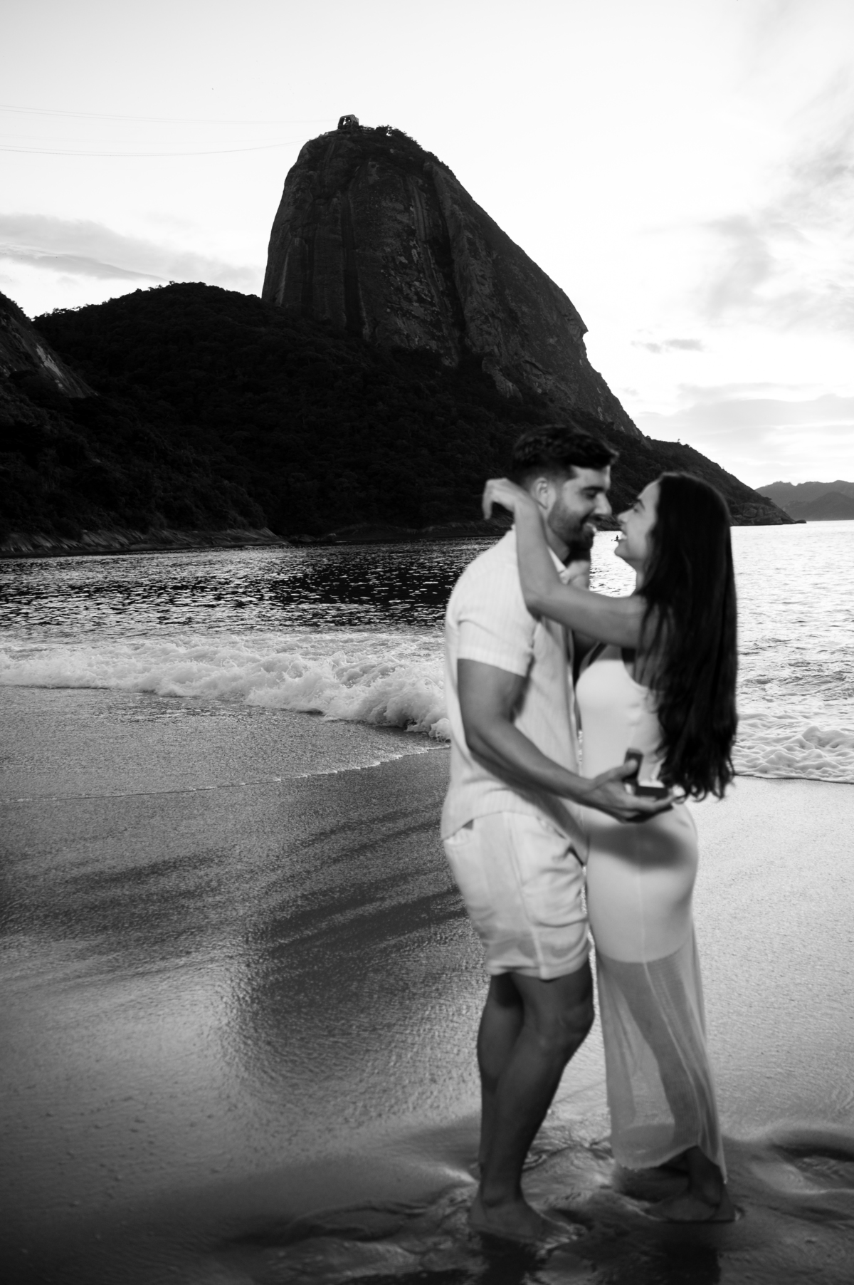 casal se olha apaixonado durante ensaio pre casamento com direito a pedido de casamento 