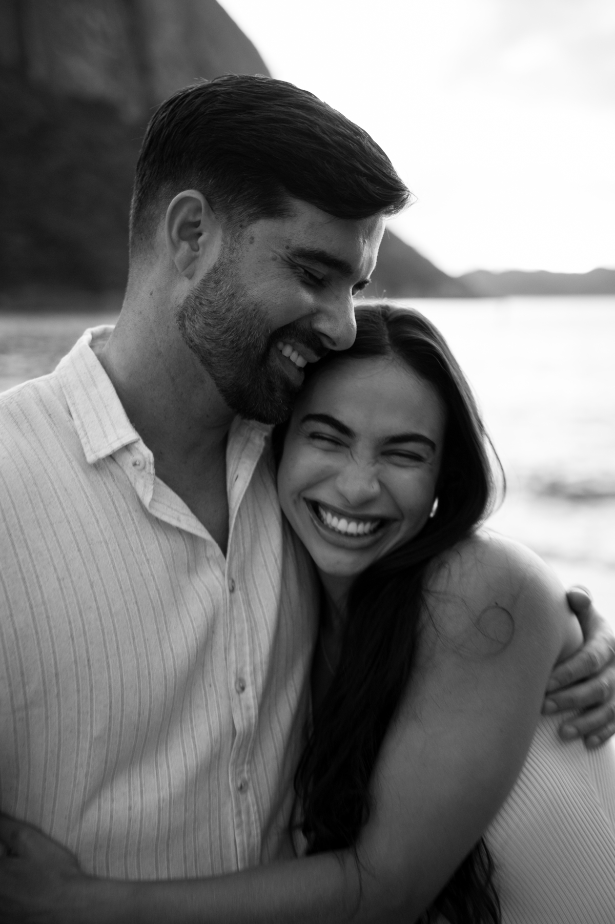  fotografo de casamento rj faz ensaio na praia vemrlha com casal de noivos