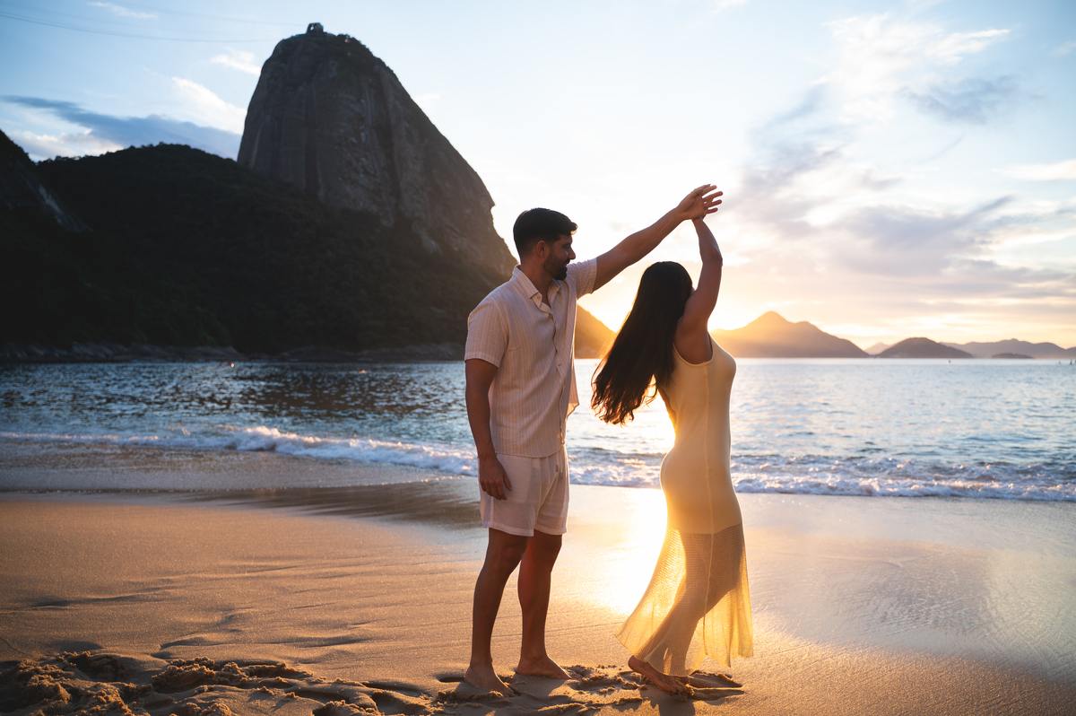 casal dança durante ensaio pre wedding na praia vermelha, urca