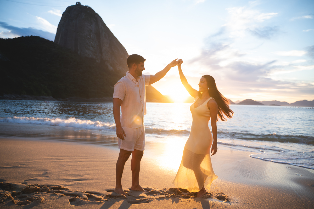 casal dança durante ensaio pre  casamento na praia vermelha, urca | fotografo de casamento rj
