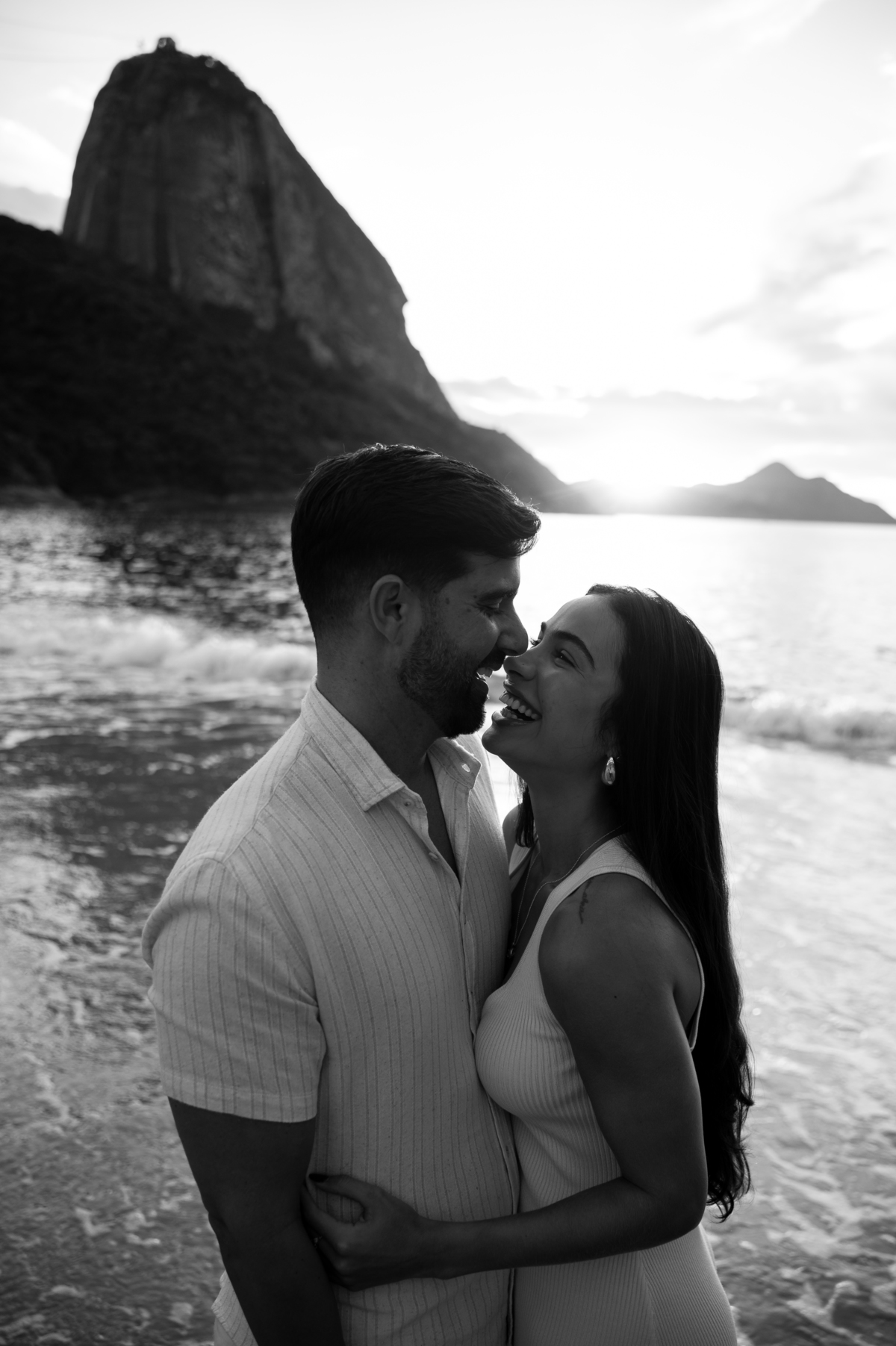 fotos espontâneas em ensaio de casamento com pedido