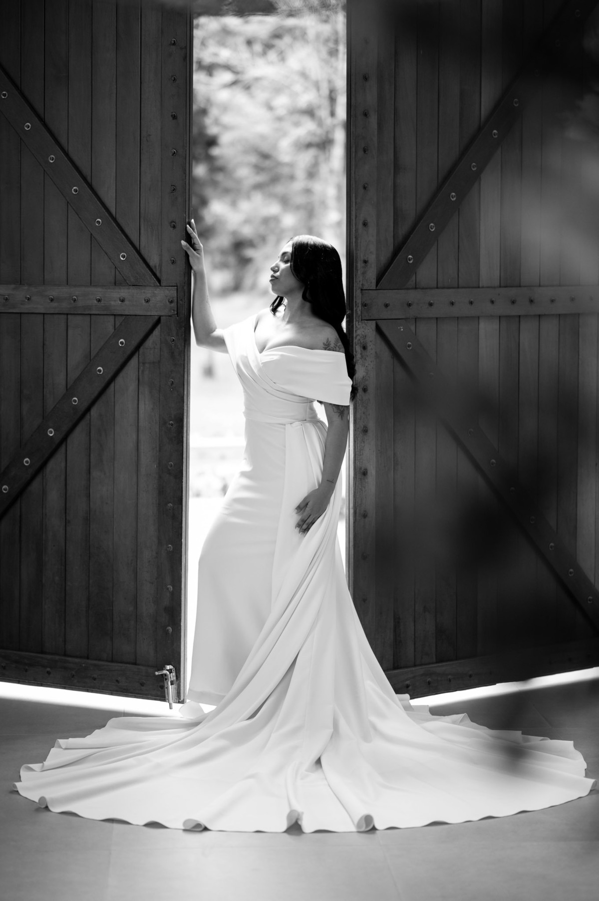 vestido de noiva minimalista para casamento no lago