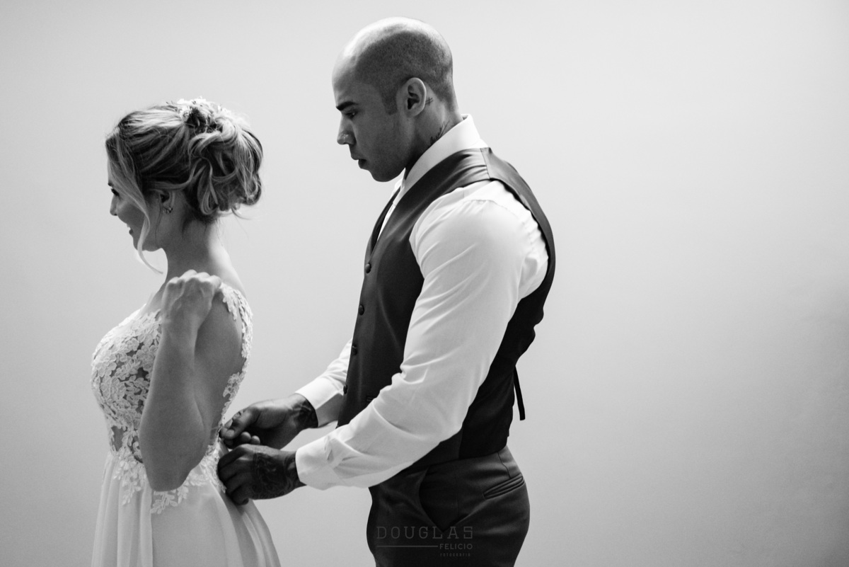 noivos se arrumando junto firts look |noivos cristo redentor destination wedding alok | casamento no cristo | fotografia de casamento no cristo | casamento rj | destination wedding rj