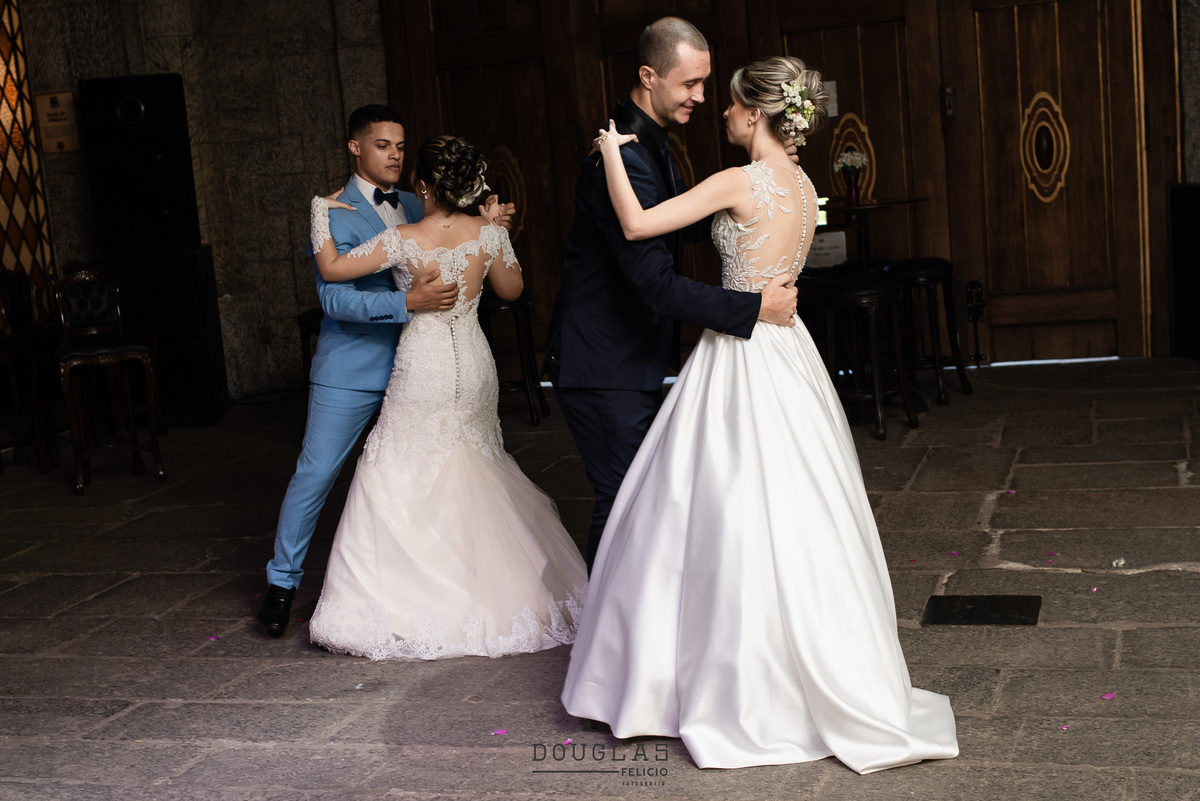 Casamento Castelo de itaipava  - petropolis RJ - Douglas Felicio fotografia
casamento a ceu aberto - abertura de pista - dança dos noivospista