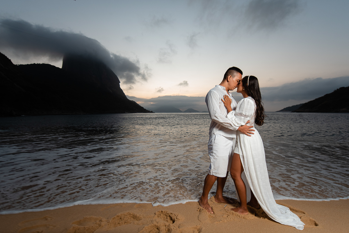 Ensaio pré wedding Praia Vermelha,  UrcaRio de Janeiro RJ - nascer do sol