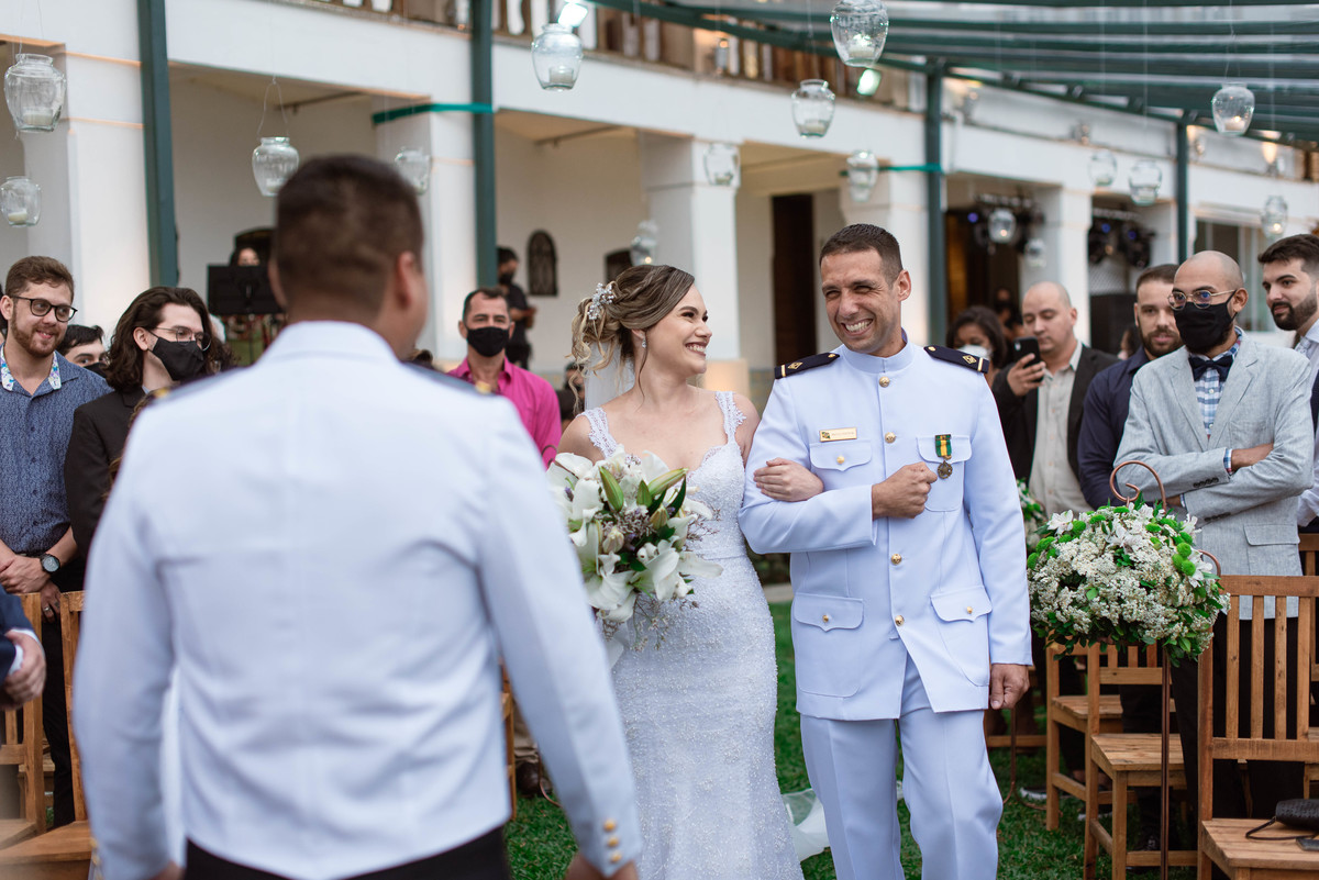 vestido da noiva no altar