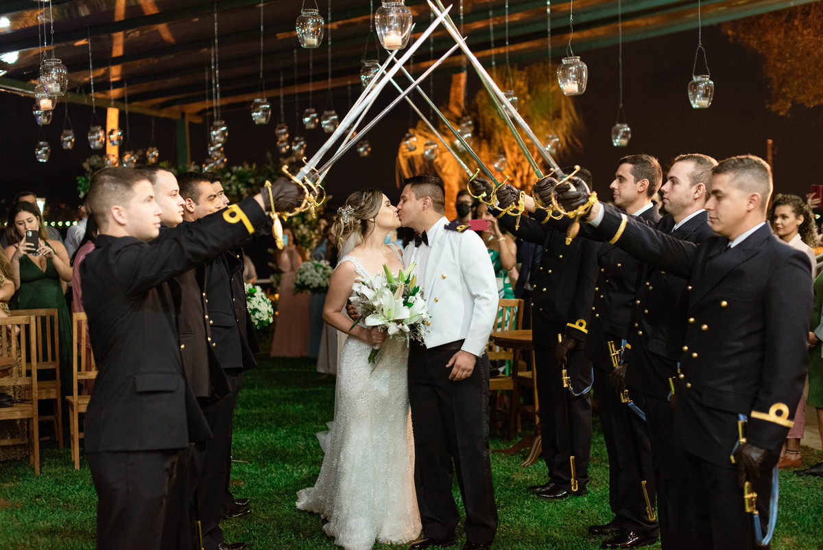 saida de casamento de militar com espadas