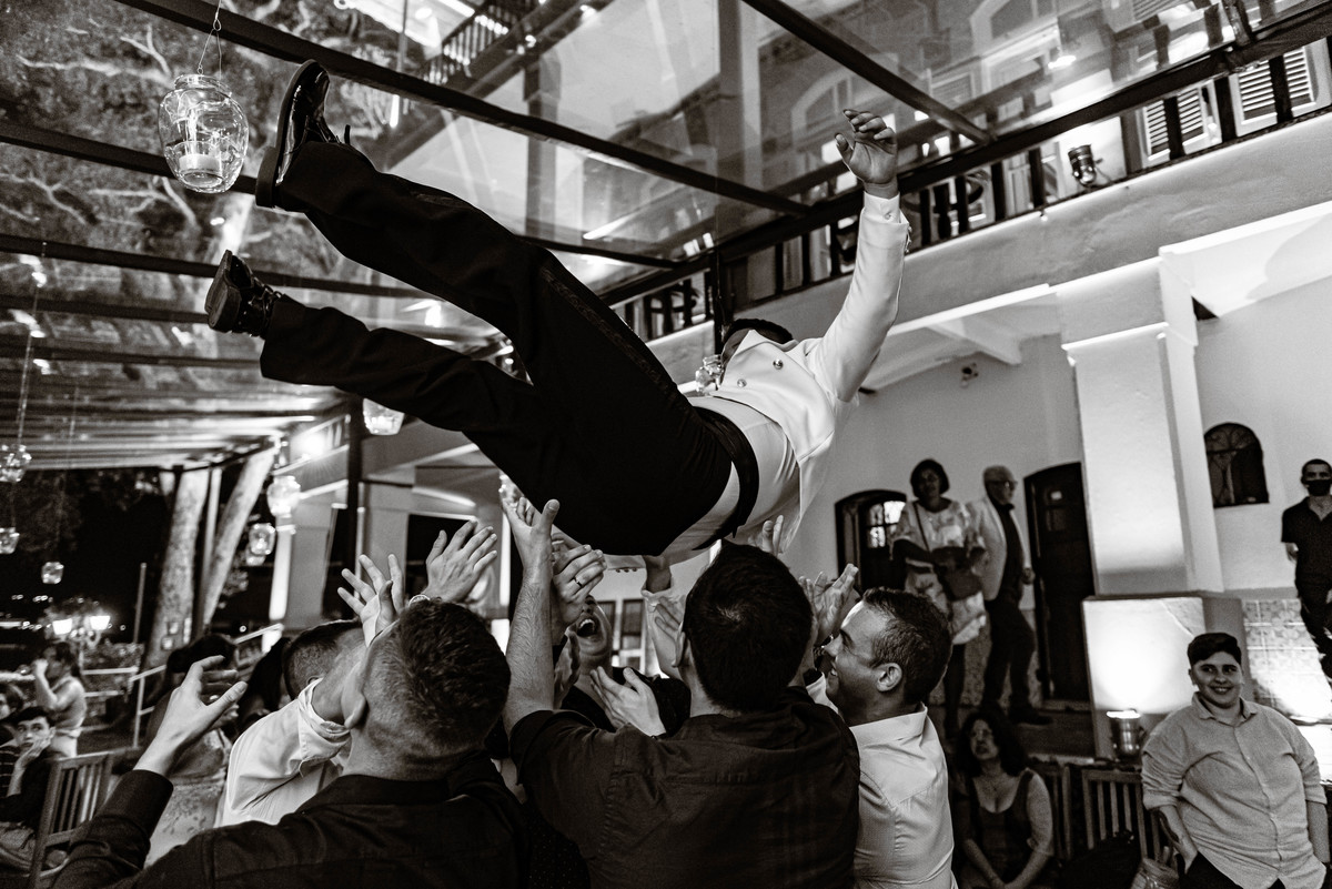 noivo sendo jogado para alto no casamento  fotografia de casamento criativa rio de janeiro