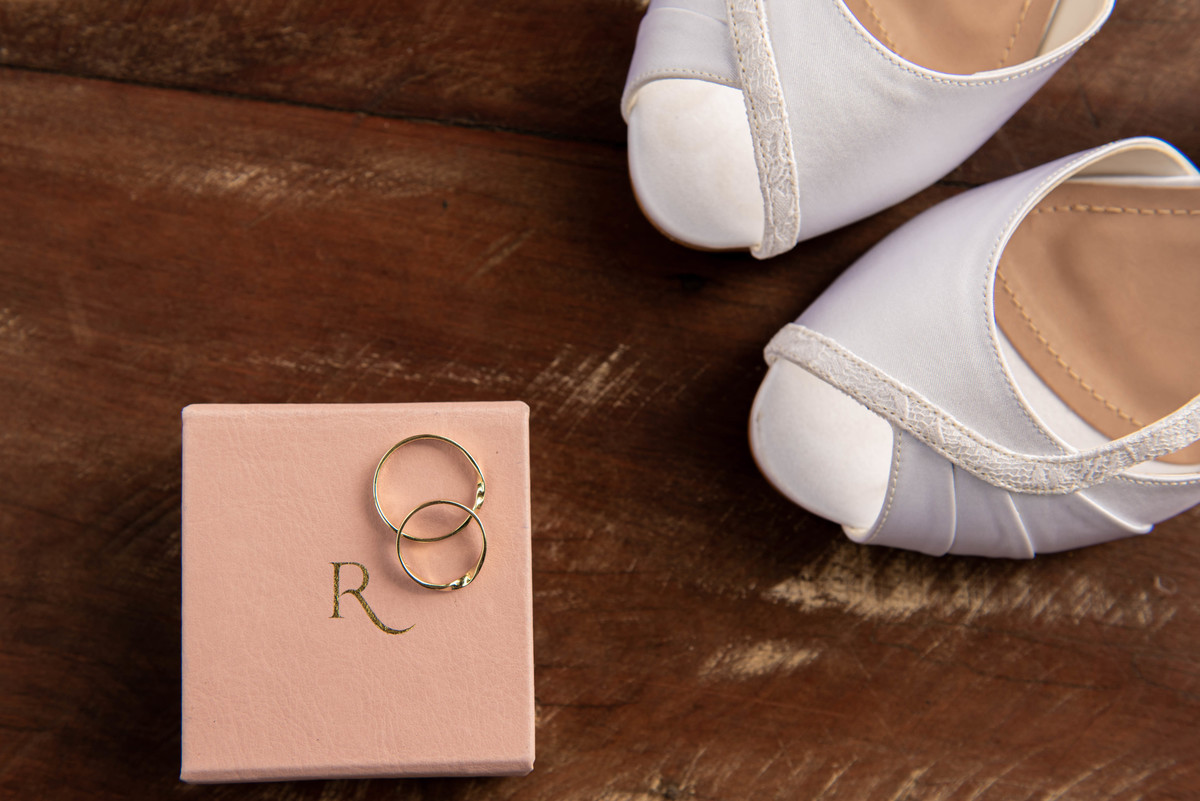 aliança de casamento | sapato de casamento