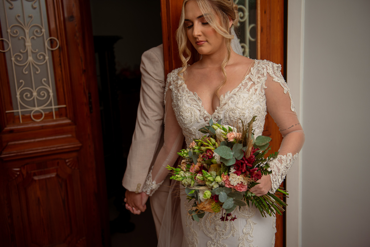 Fotografia de Casamento ao ar livre Bianca e Fernando | Rio de Janeiro - RJ | Fotografo Douglas Felicio Especialista em casamentos | primeiro toque dos noivos