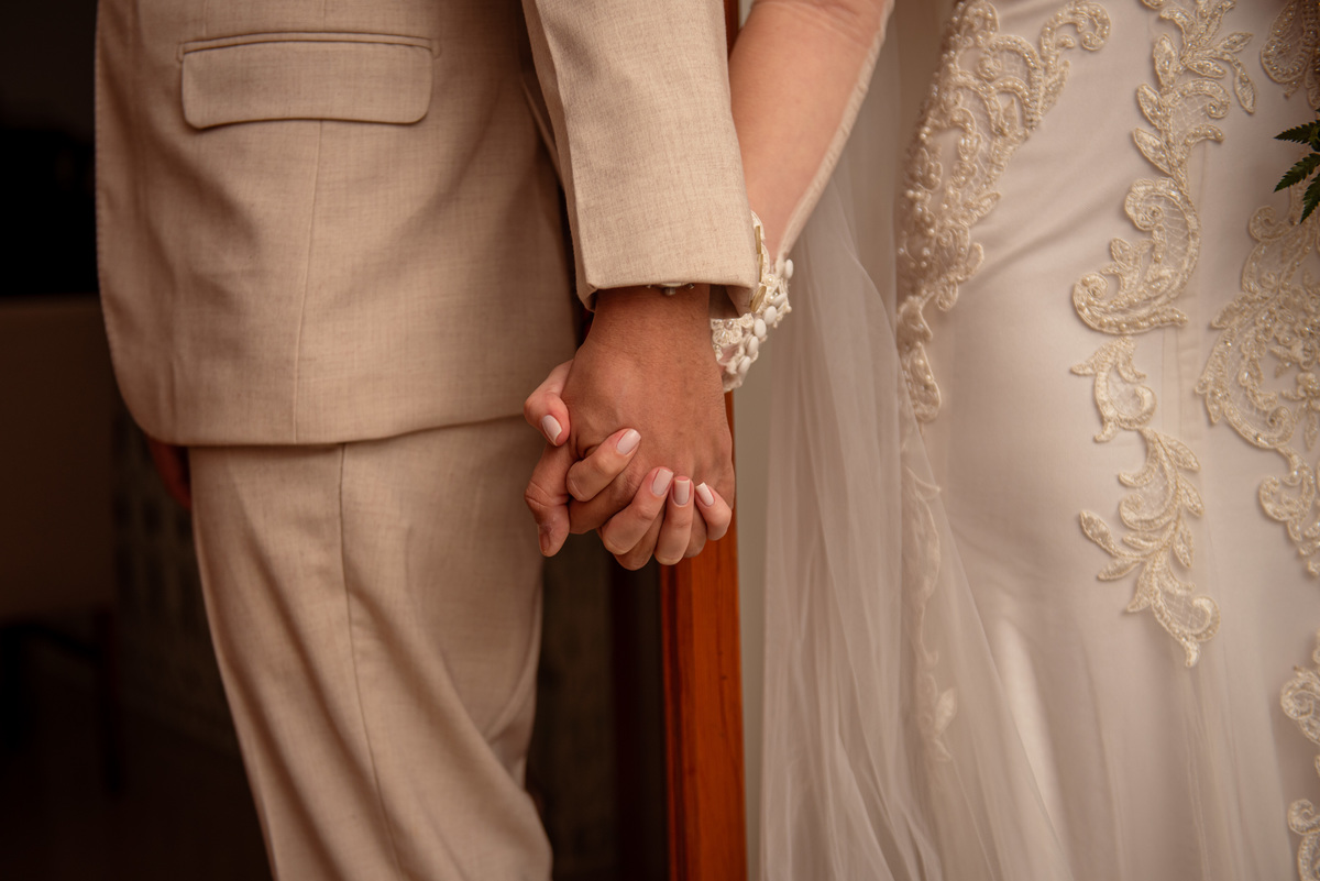 Fotografia de Casamento ao ar livre Bianca e Fernando | Rio de Janeiro - RJ | Fotografo Douglas Felicio Especialista em casamentos |  oração dos noivos no primeiro toque first touch