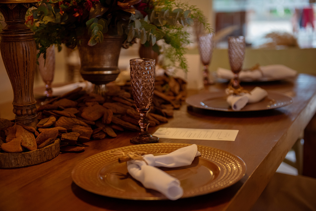 Fotografia de Casamento ao ar livre Bianca e Fernando | Rio de Janeiro - RJ | Fotografo Douglas Felicio Especialista em casamentos |  sousplat de casamento mesa dos pais