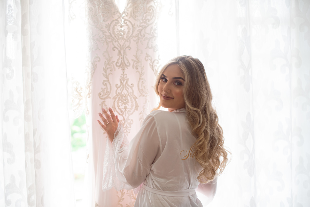 Fotografia de Casamento ao ar livre Bianca e Fernando | Rio de Janeiro - RJ | Fotografo Douglas Felicio Especialista em casamentos | noiva com o vestido 