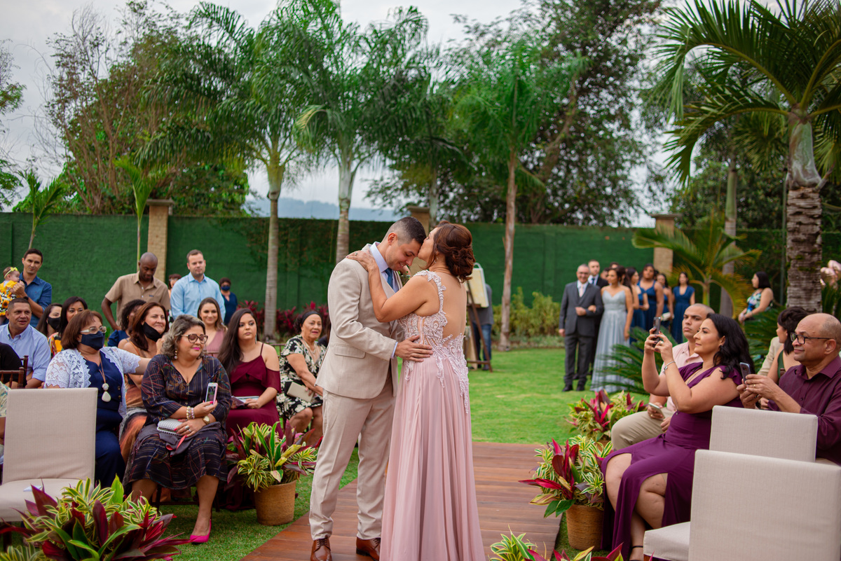 Fotografia de Casamento ao ar livre Bianca e Fernando | Rio de Janeiro - RJ | Fotografo Douglas Felicio Especialista em casamentos |  beijo na entrada do noivo mae