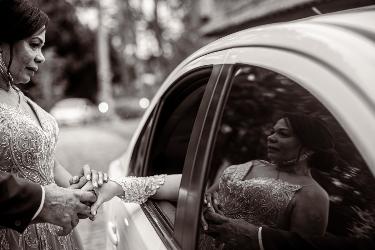 Fotografia de Casamento ao ar livre Bianca e Fernando | Rio de Janeiro - RJ | Fotografo Douglas Felicio Especialista em casamentos |  mae da noiva entrada supresa