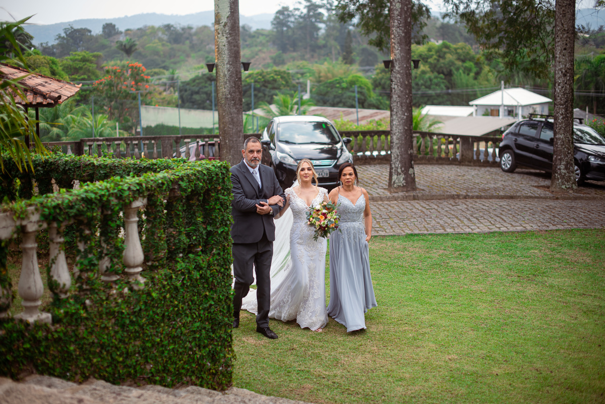 Fotografia de Casamento ao ar livre Bianca e Fernando | Rio de Janeiro - RJ | Fotografo Douglas Felicio Especialista em casamentos |  caminhando para o altar