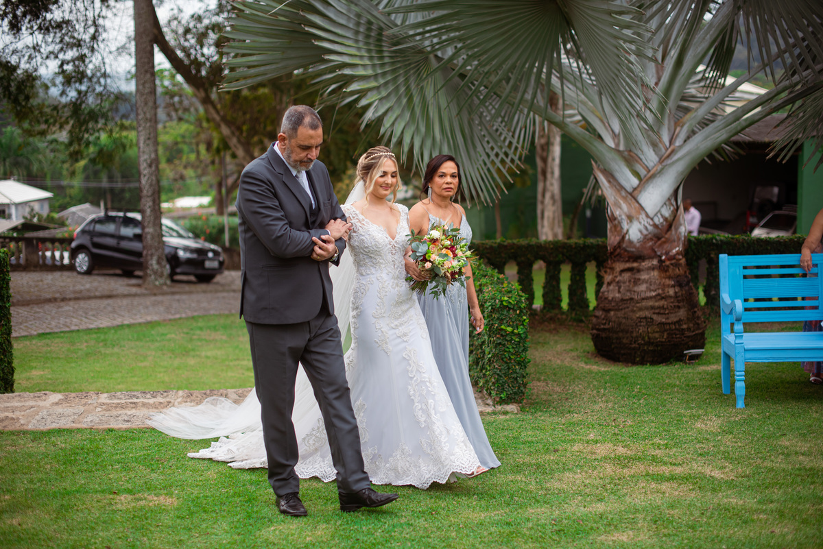 Fotografia de Casamento ao ar livre Bianca e Fernando | Rio de Janeiro - RJ | Fotografo Douglas Felicio Especialista em casamentos | vestido de casamento pais dos noivos