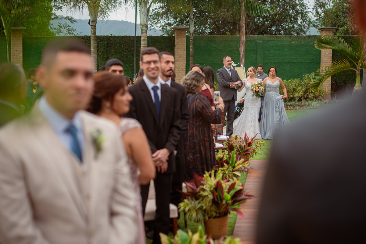 Fotografia de Casamento ao ar livre Bianca e Fernando | Rio de Janeiro - RJ | Fotografo Douglas Felicio Especialista em casamentos | noivo emocionado
