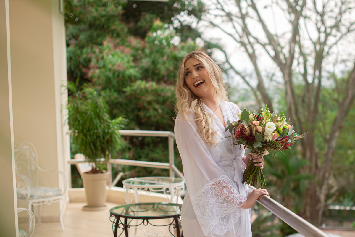 Fotografia de Casamento ao ar livre Bianca e Fernando | Rio de Janeiro RJ | Fotografo Douglas Felicio Especialista em casamentos | noiva feliz making of | make noiva