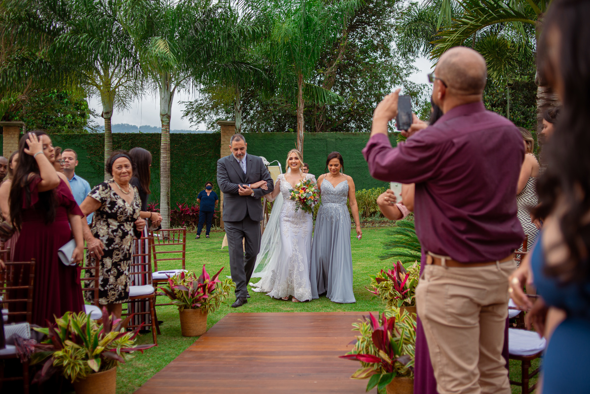 Fotografia de Casamento ao ar livre Bianca e Fernando | Rio de Janeiro - RJ | Fotografo Dou noiva entrando felizglas Felicio Especialista em casamentos | 
