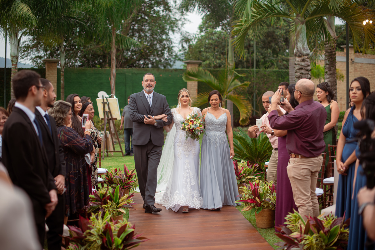 Fotografia de Casamento ao ar livre Bianca e Fernando | Rio de Janeiro - RJ | Fotografo Douglas Felicio Especialista em casamentos | ebtrada da noiva