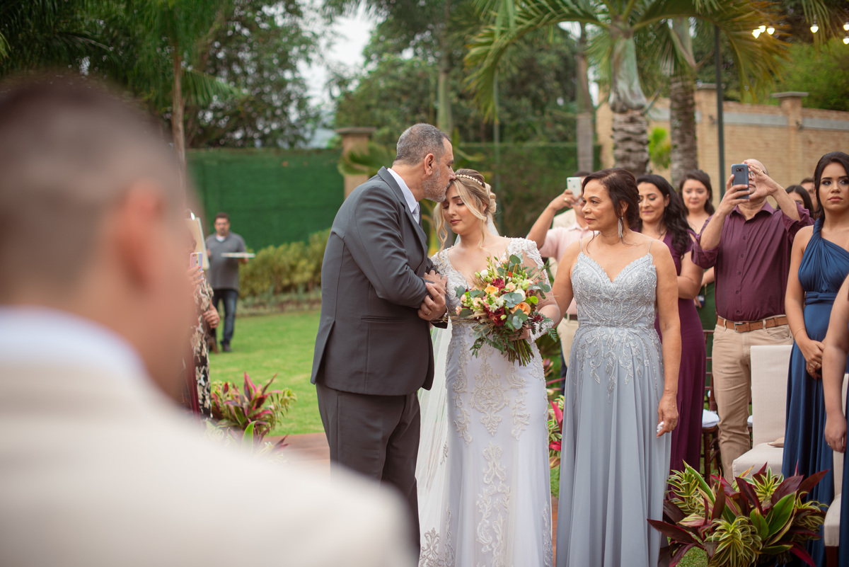 Fotografia de Casamento ao ar livre Bianca e Fernando | Rio de Janeiro - RJ | Fotografo Douglas Felicio Especialista em casamentos |  beijo na testa 
