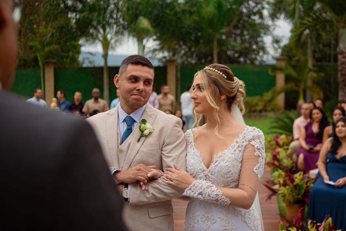 Fotografia de Casamento ao ar livre Bianca e Fernando | Rio de Janeiro - RJ | Fotografo Douglas Felicio Especialista em casamentos |  olhar dos noivos