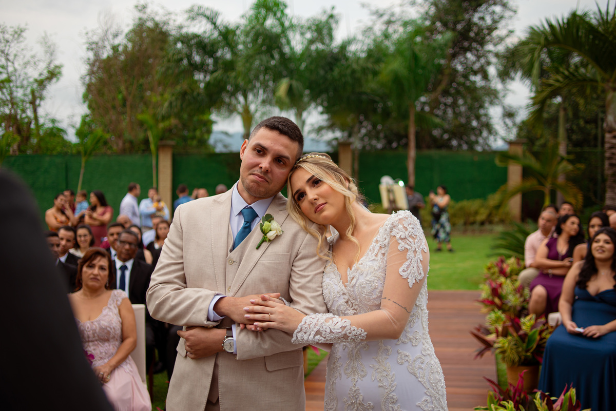 villa antua |Fotografia de Casamento ao ar livre | Rio de Janeiro - RJ | Fotografo Douglas Felicio Especialista em casamentos |  carinho do casal na cerimonia | casa de festas rj | fotografia de casamento rj