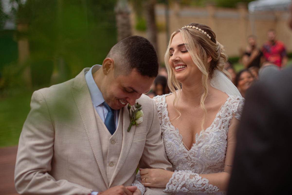 Fotografia de Casamento ao ar livre Bianca e Fernando | Rio de Janeiro - RJ | Fotografo Douglas Felicio Especialista em casamentos |  sorrisos dos noivos momento unico