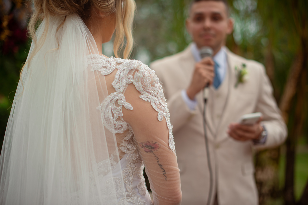 Fotografia de Casamento ao ar livre Bianca e Fernando | Rio de Janeiro - RJ | Fotografo Douglas Felicio Especialista em casamentos | tatuagem da noiva para mae