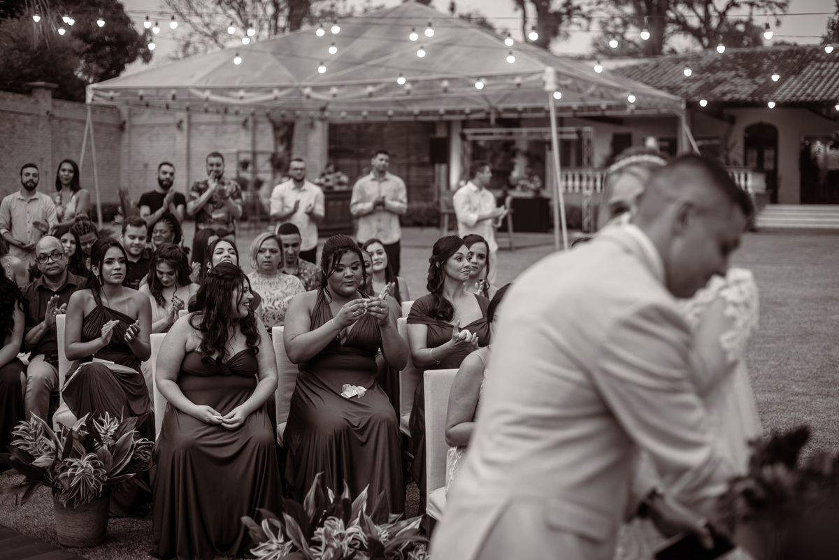 Fotografia de Casamento ao ar livre Bianca e Fernando | Rio de Janeiro - RJ | Fotografo Douglas Felicio Especialista em casamentos |  madrinhas emocionadas com votos | villa antua | casamento no jardim