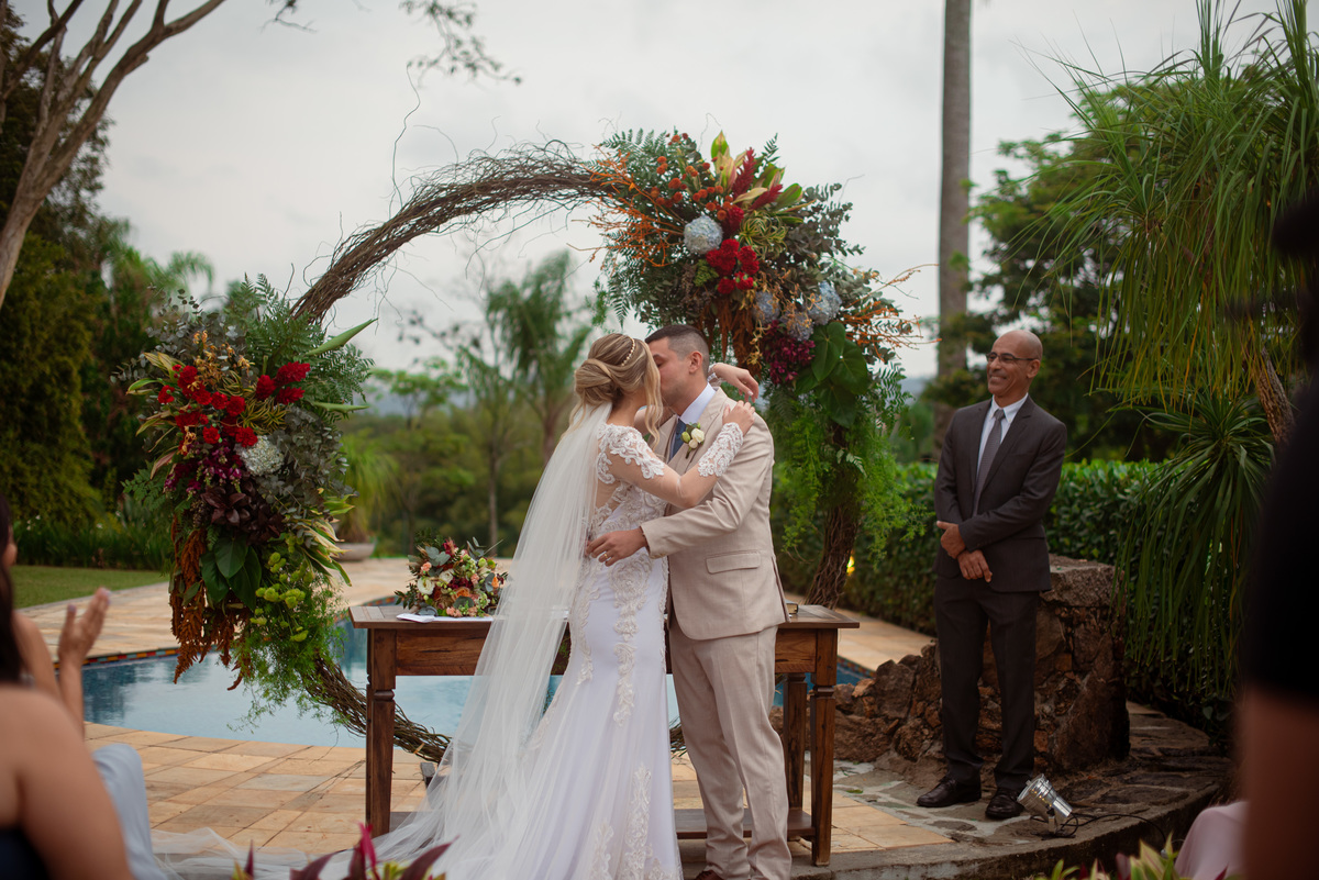 Fotografia de Casamento ao ar livre Bianca e Fernando | Rio de Janeiro - RJ | Fotografo Douglas Felicio Especialista em casamentos |  beijo dos noivos