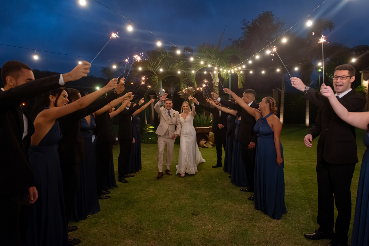 Fotografia de Casamento ao ar livre Bianca e Fernando | Rio de Janeiro - RJ | Fotografo Douglas Felicio Especialista em casamentos |  saida dos noivos sparkles