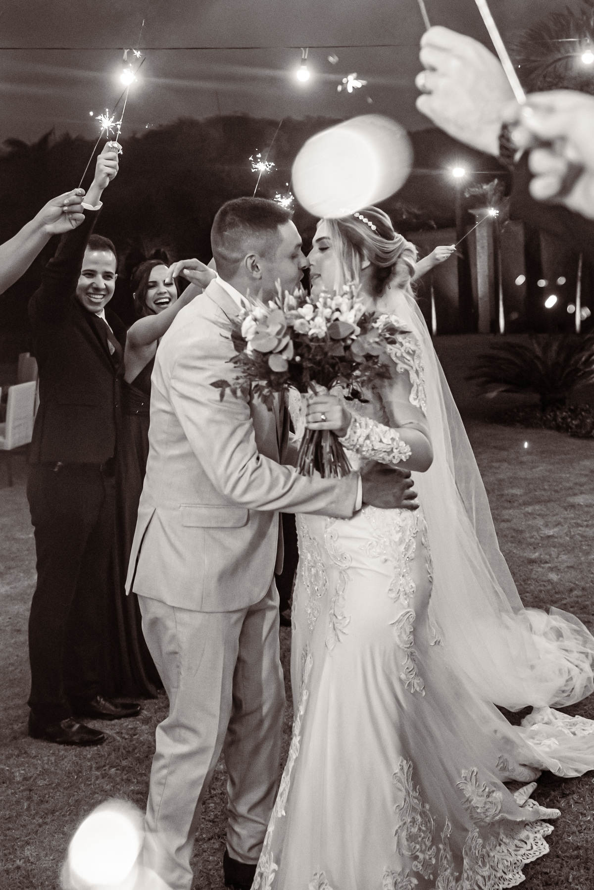 Fotografia de Casamento ao ar livre Bianca e Fernando | Rio de Janeiro - RJ | Fotografo Douglas Felicio Especialista em casamentos |  saida com sparkles