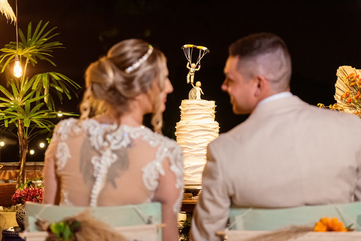 Fotografia de Casamento ao ar livre Bianca e Fernando | Rio de Janeiro - RJ | Fotografo Douglas Felicio Especialista em casamentos |  topo do bolo