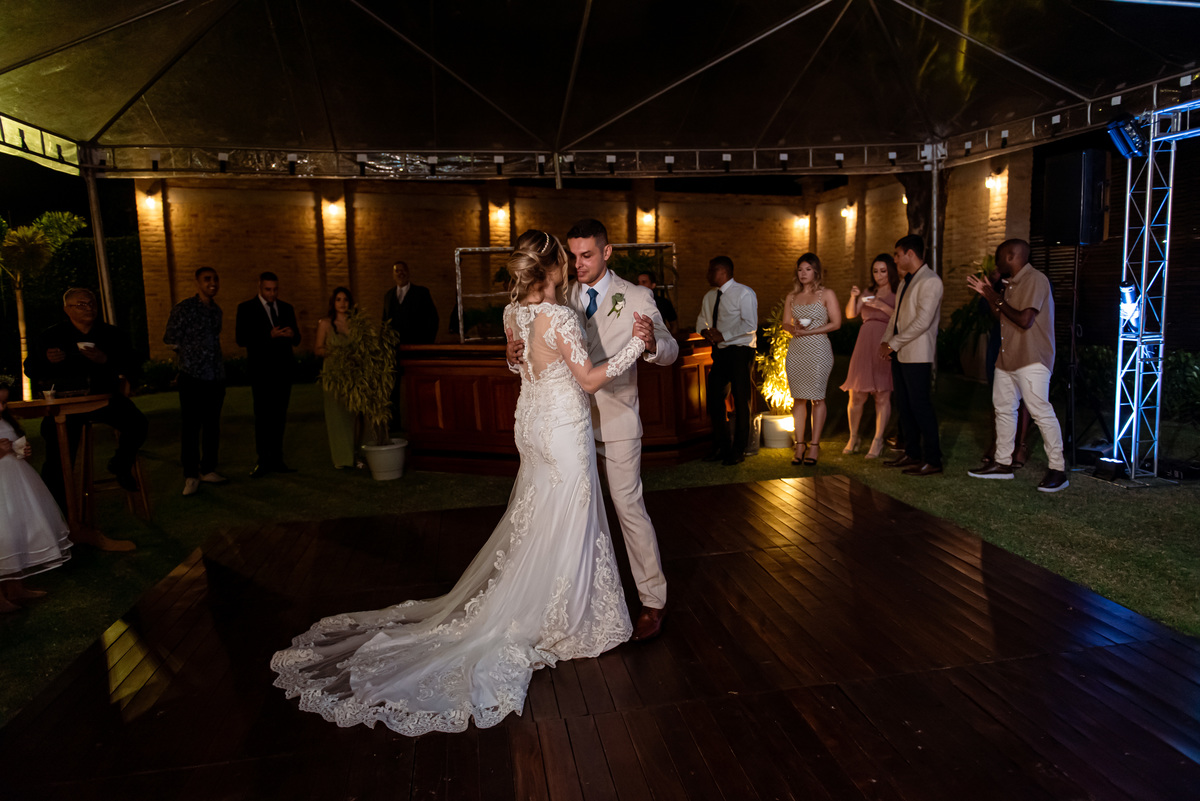 Fotografia de Casamento ao ar livre Bianca e Fernando | Rio de Janeiro - RJ | Fotografo Douglas Felicio Especialista em casamentos |  primeira dança | villa antua