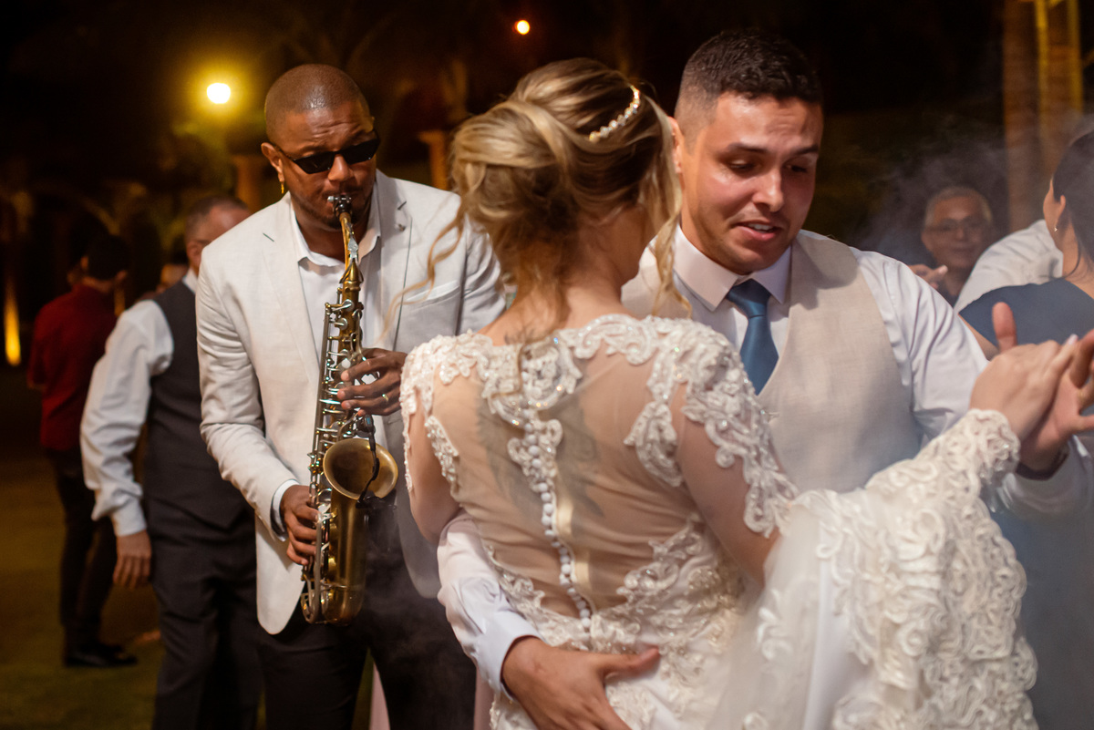 Fotografia de Casamento ao ar livre Bianca e Fernando | Rio de Janeiro - RJ | Fotografo Douglas Felicio Especialista em casamentos |  sai da dos noivos sparkles sax