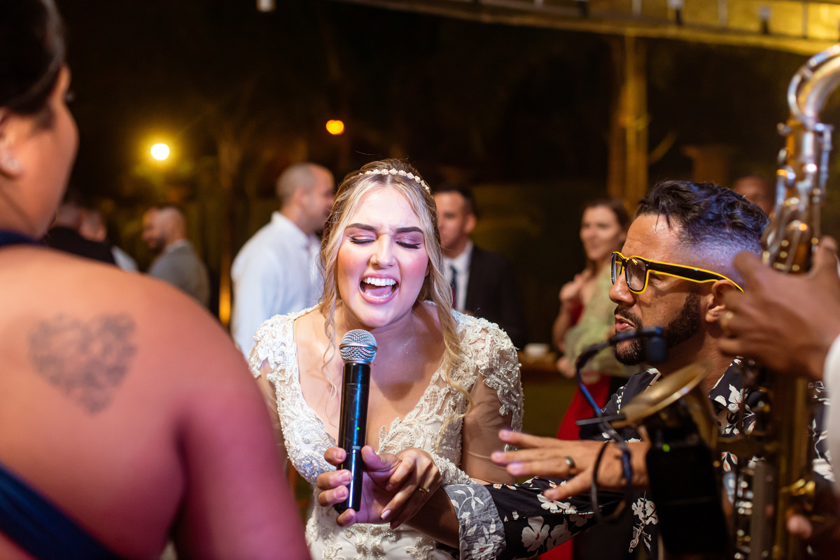 Fotografia de Casamento ao ar livre Bianca e Fernando | Rio de Janeiro - RJ | Fotografo Douglas Felicio Especialista em casamentos | noiva cantando