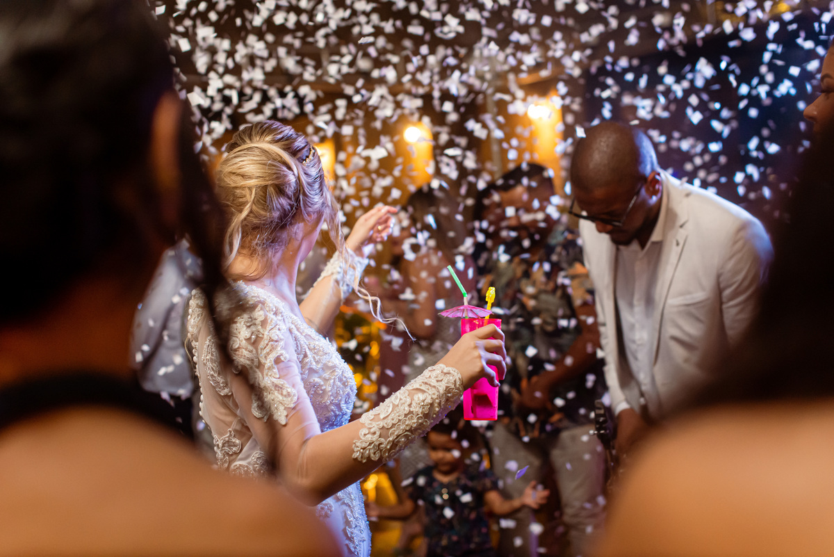 Fotografia de Casamento ao ar livre Bianca e Fernando | Rio de Janeiro - RJ | Fotografo Douglas Felicio Especialista em casamentos |  chuva deprata papel picado pista de dança com sax e dj