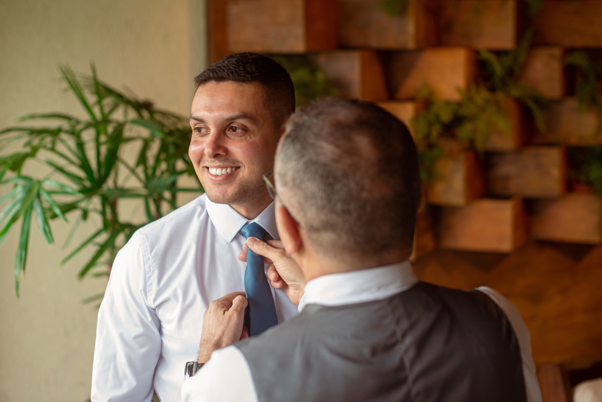 Fotografia de Casamento ao ar livre Bianca e Fernando | Rio de Janeiro - RJ | Fotografo Douglas Felicio Especialista em casamentos |  noivo se arrumando